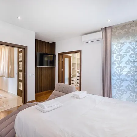 Penthouse With Two Terraces, 3 Bed Siggiewi